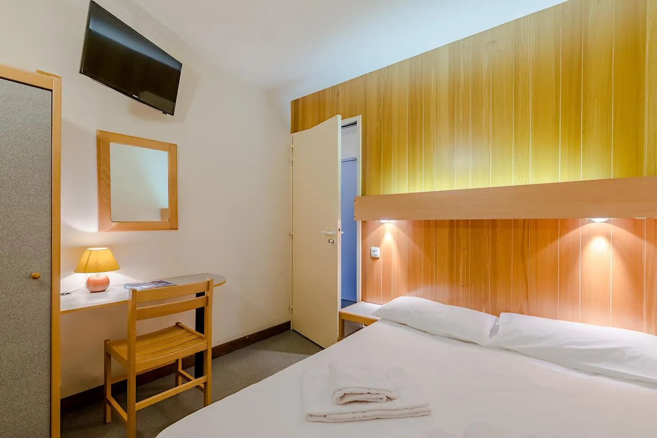 Azureva Areches Hotel 2*,